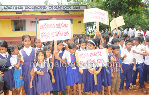 Deralakatte School children protest on garbage dump near school